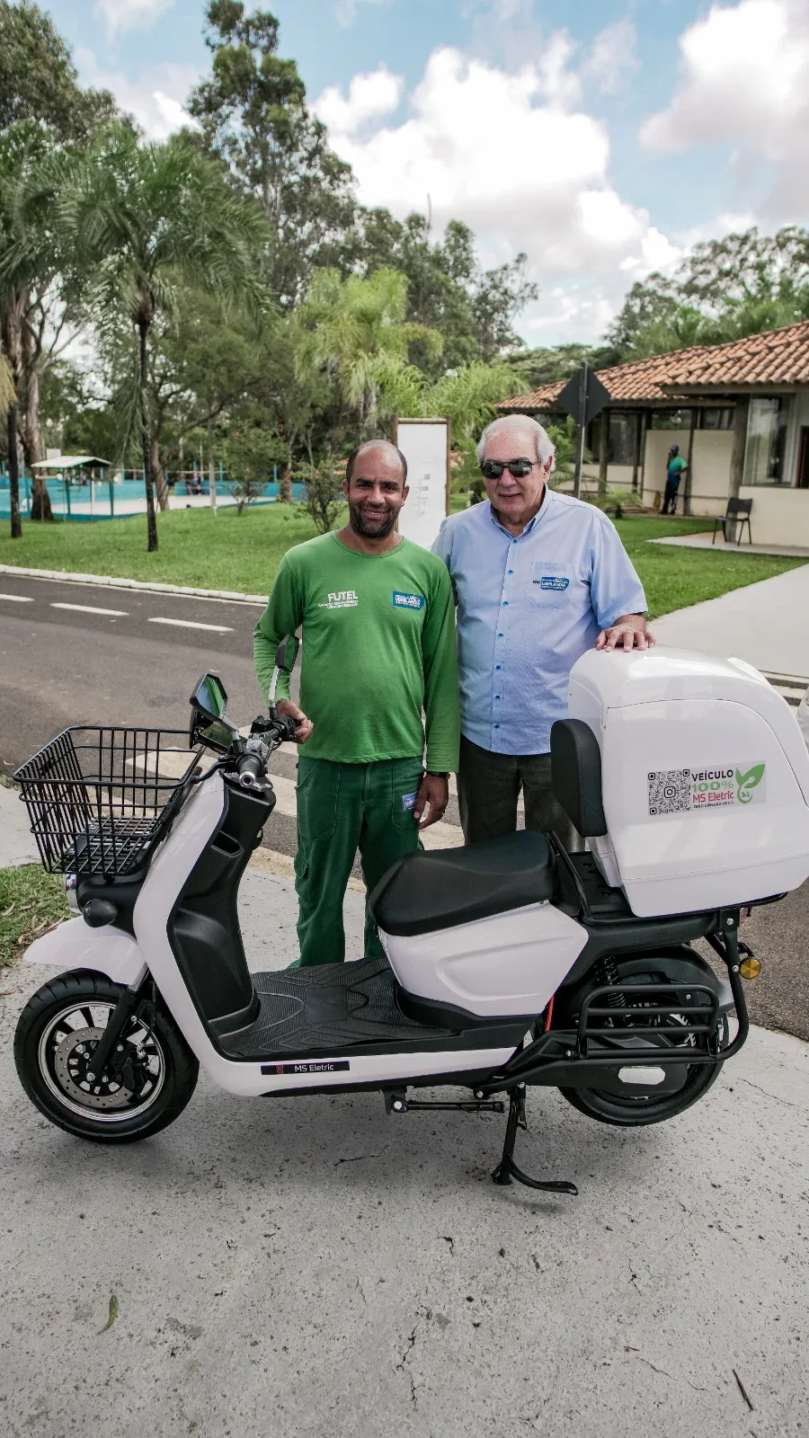 Cliente da MS Eletric ao lado do seu veículo elétrico entregue