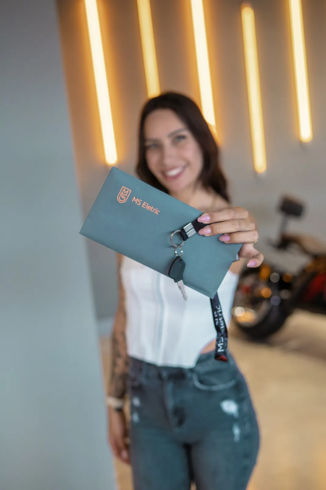 Entrega das chaves de um veículo elétrico MS Eletric no showroom