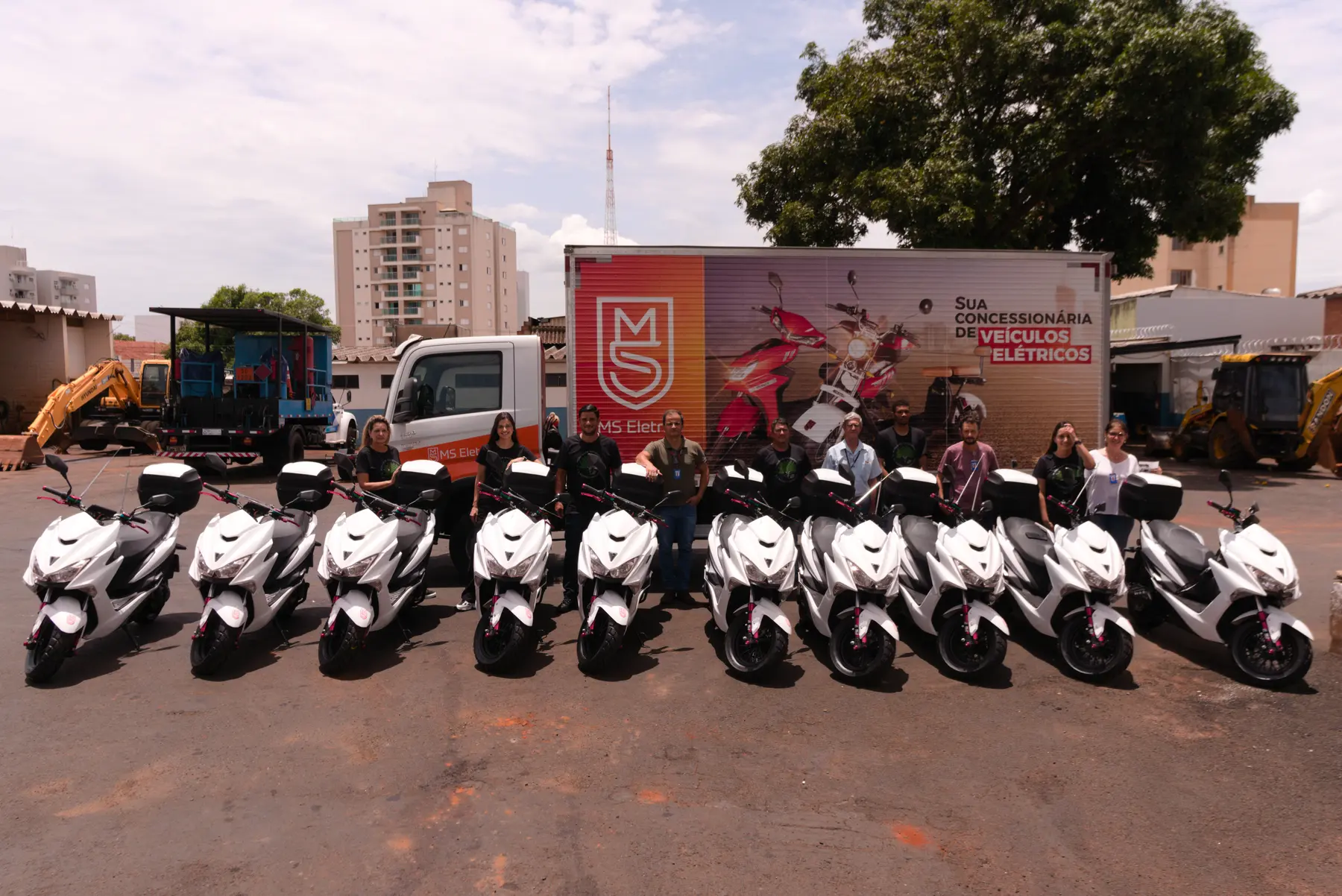 Frota de veículos elétricos MS Eletric entregue com a equipe