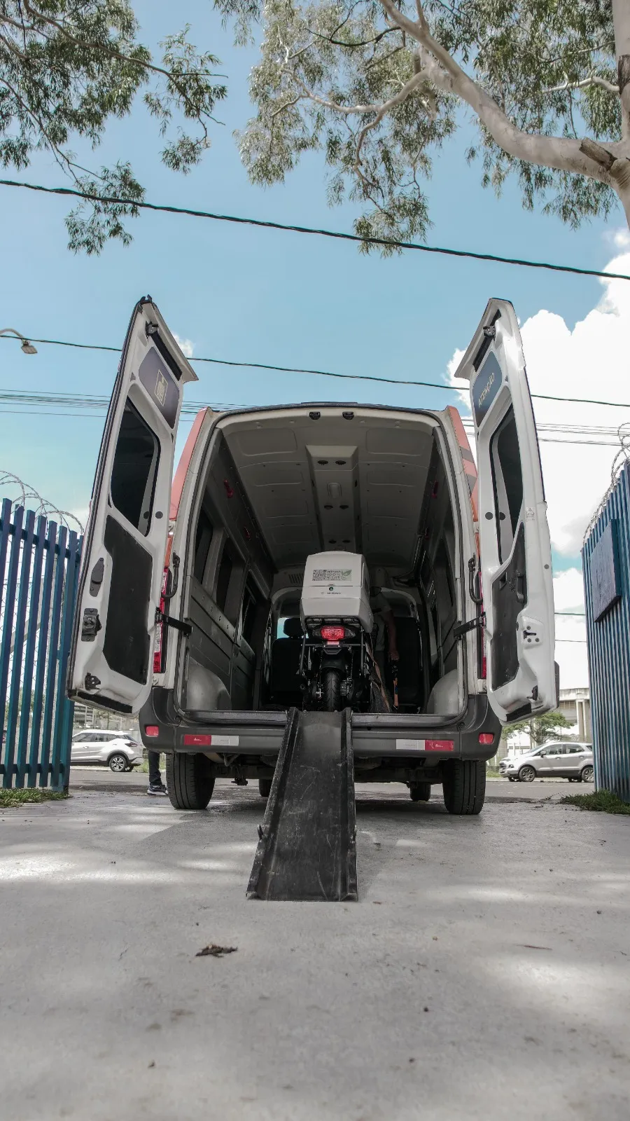 Veículo elétrico MS Eletric sendo carregado para envio
